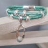 Bracelet cuir rond vert perles et pendentif ovale argentés