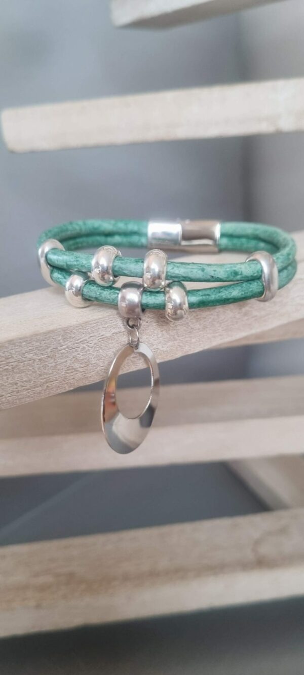 Bracelet cuir rond vert perles et pendentif ovale argentés