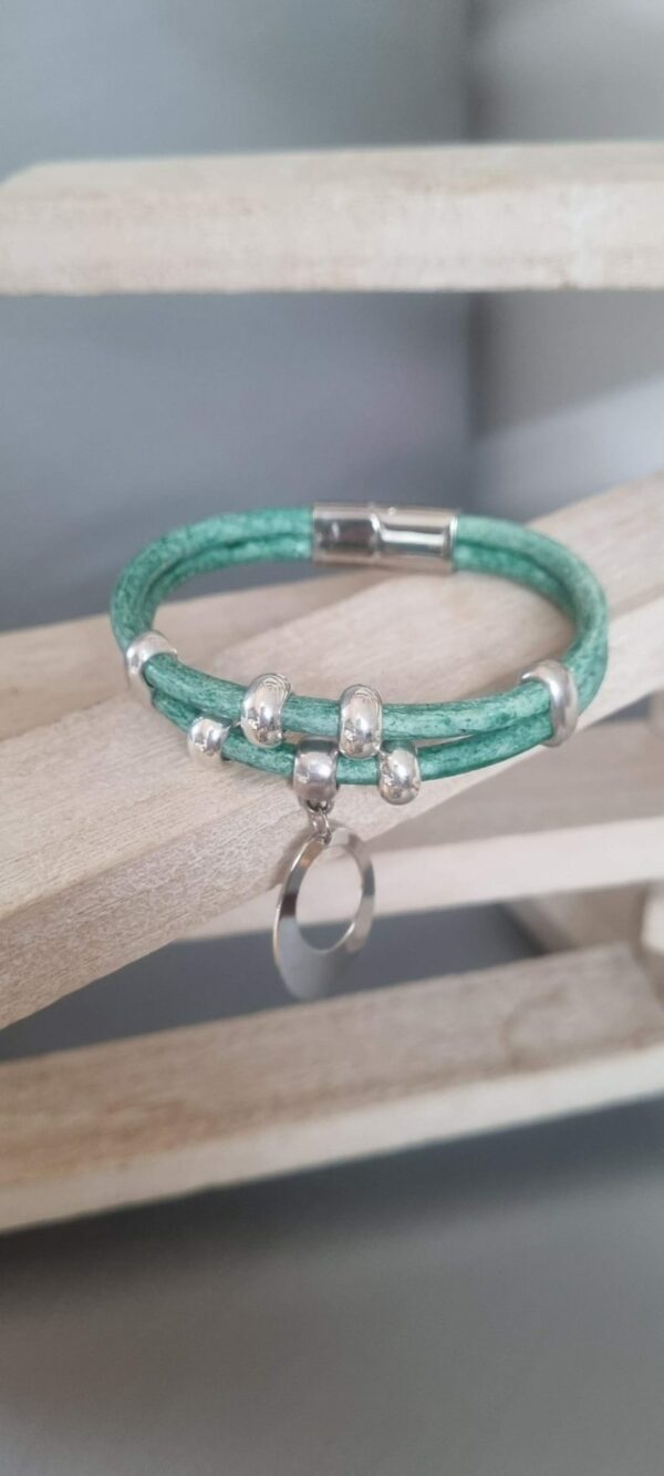 Bracelet cuir rond vert perles et pendentif ovale argentés