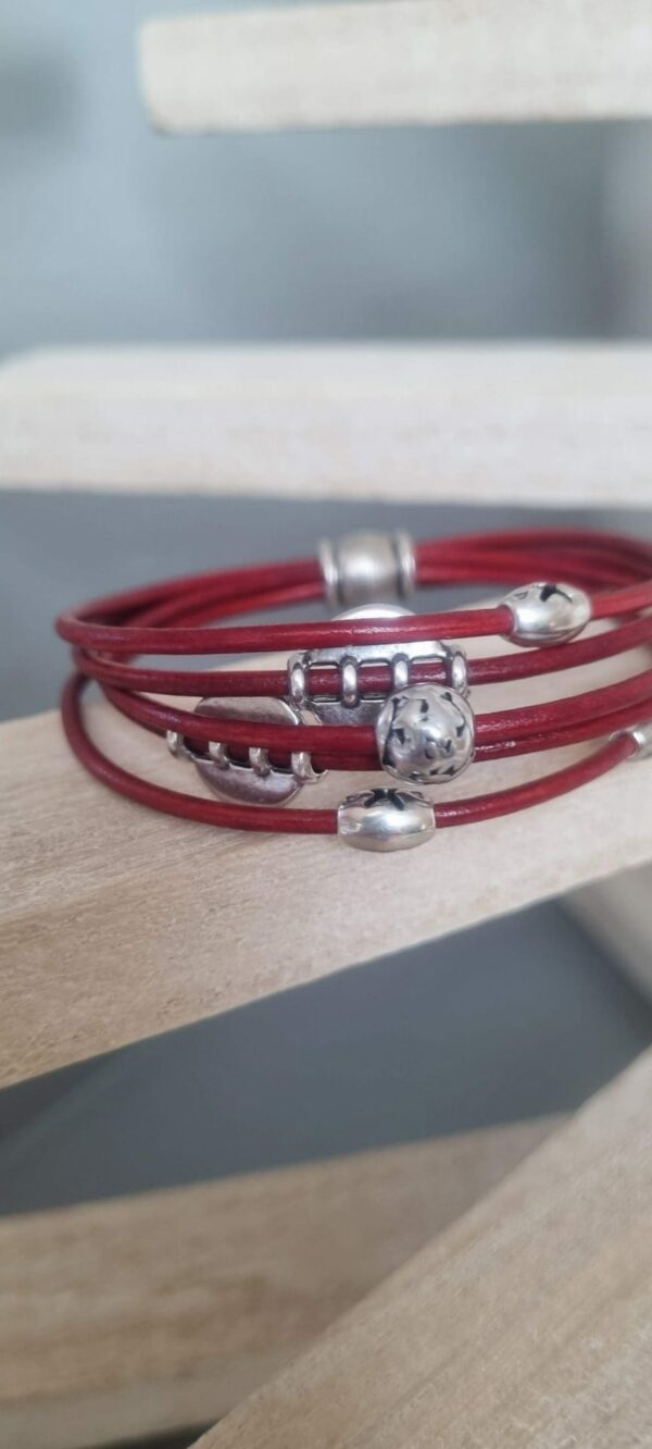 Bracelet femme en cuir rond rouge et perles en zamak argenté