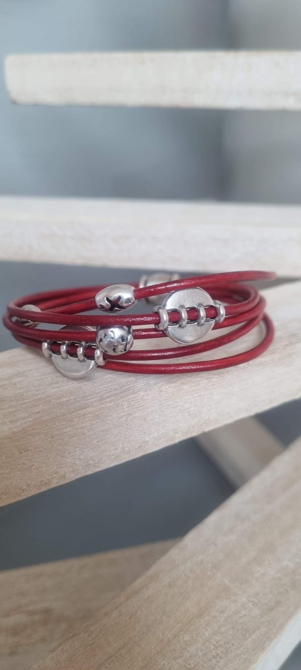 Bracelet femme en cuir rond rouge et perles en zamak argenté