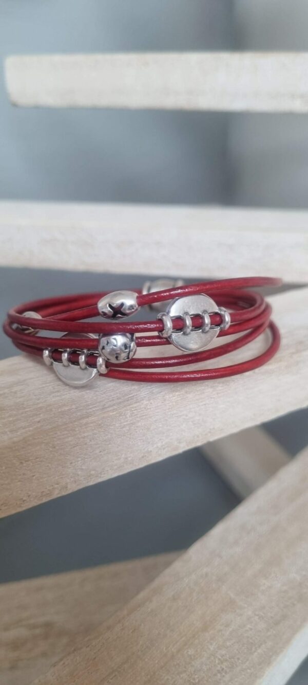 Bracelet femme en cuir rond rouge et perles en zamak argenté