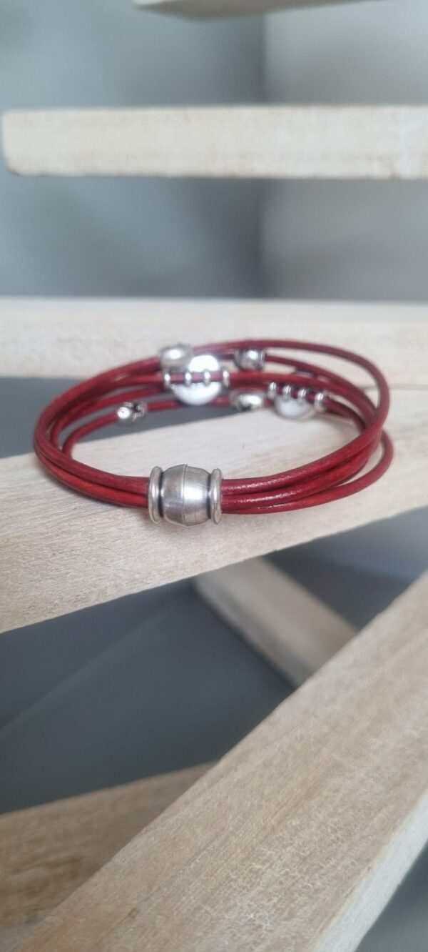 Bracelet femme en cuir rond rouge et perles en zamak argenté