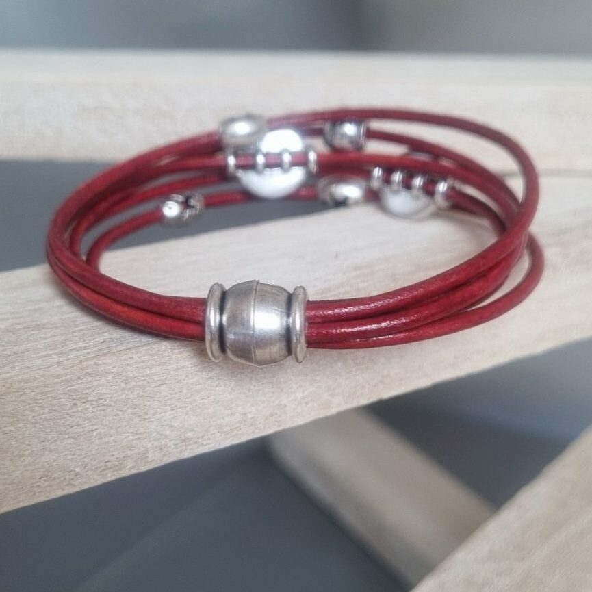 Bracelet femme en cuir rond rouge et perles en zamak argenté