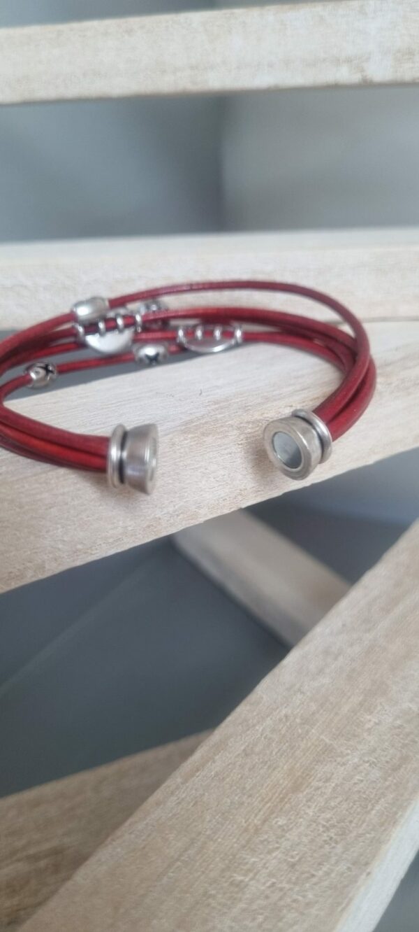 Bracelet femme en cuir rond rouge et perles en zamak argenté