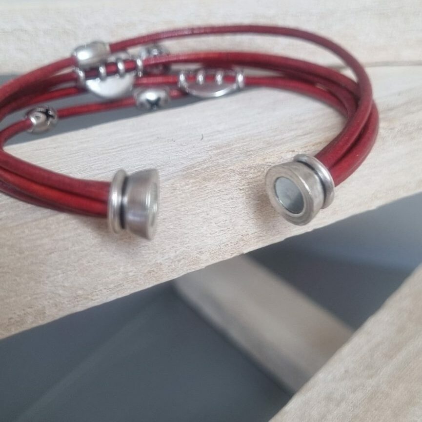 Bracelet femme en cuir rond rouge et perles en zamak argenté