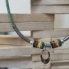 Collier en cuir rond vert, perles céramiques et tubes en acier