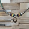 Collier en cuir rond vert, perles céramiques et tubes en acier