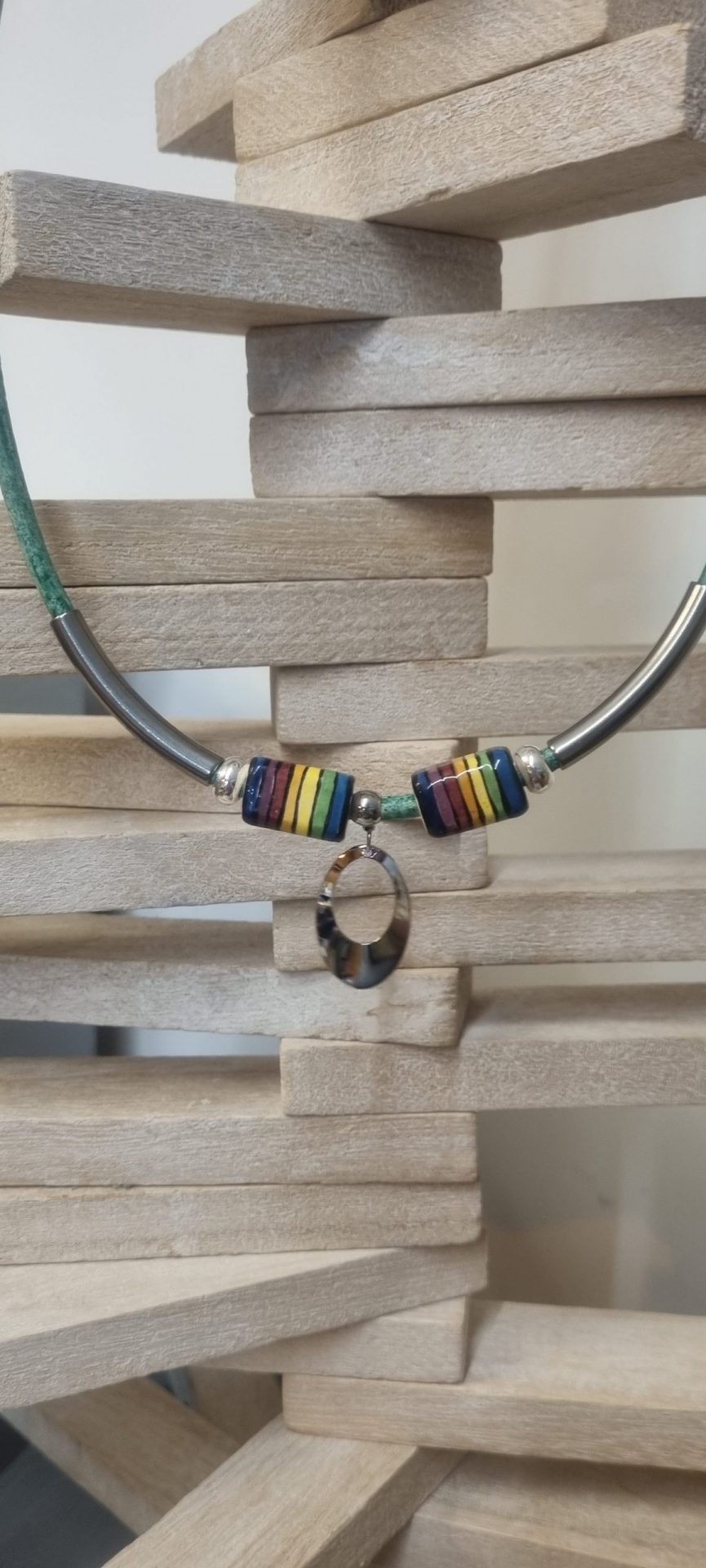 Collier en cuir rond vert, perles céramiques et tubes en acier
