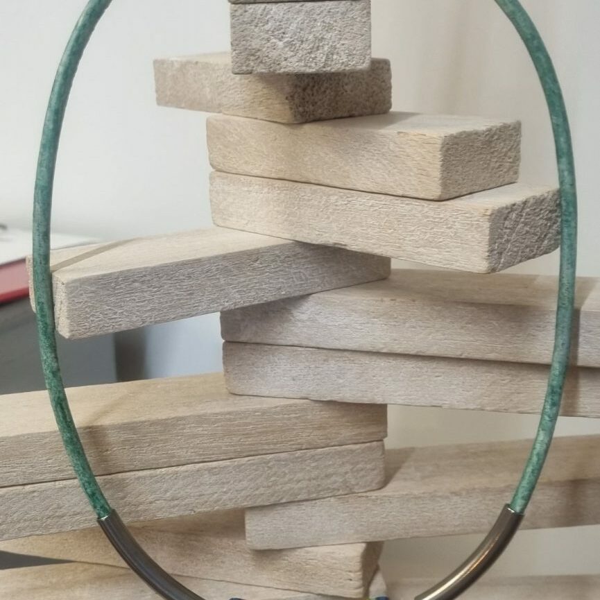 Collier en cuir rond vert, perles céramiques et tubes en acier