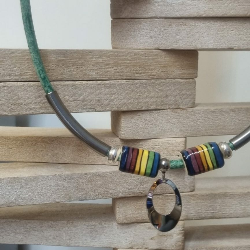 Collier en cuir rond vert, perles céramiques et tubes en acier