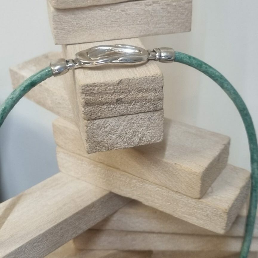 Collier en cuir rond vert, perles céramiques et tubes en acier