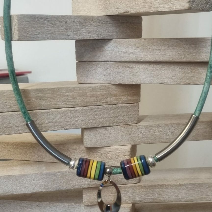 Collier en cuir rond vert, perles céramiques et tubes en acier