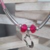 Collier cuir rond rose, perles, tubes et pendentif rond argentés