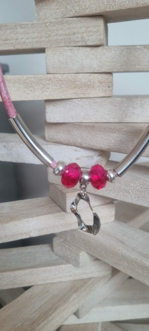 Collier cuir rond rose, perles, tubes et pendentif rond argentés