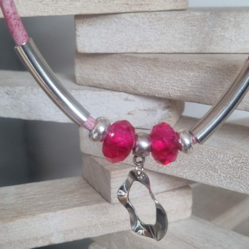 Collier cuir rond rose, perles, tubes et pendentif rond argentés