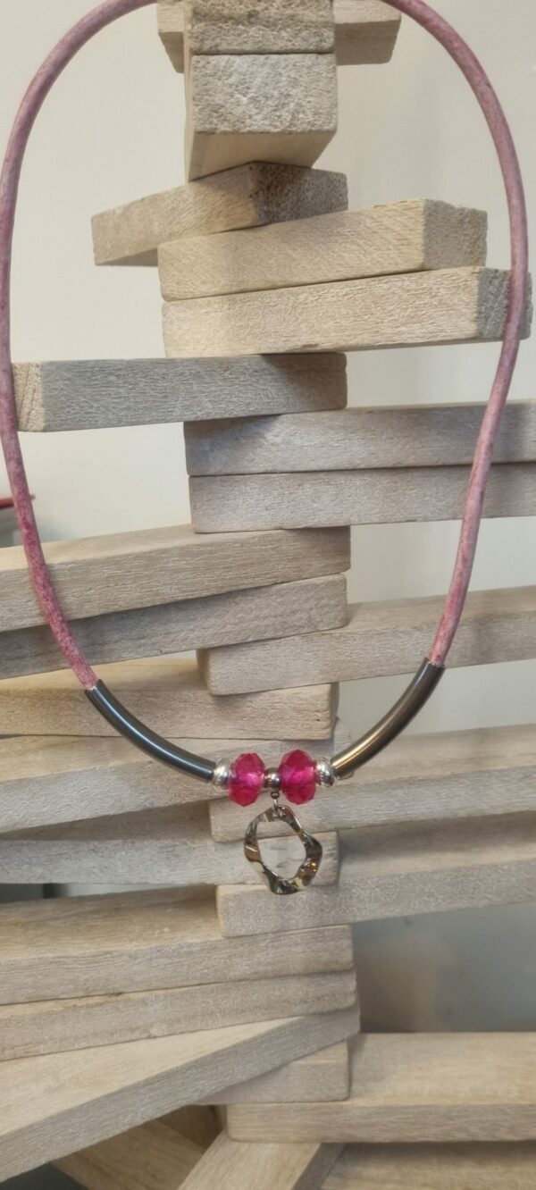 Collier cuir rond rose, perles, tubes et pendentif rond argentés