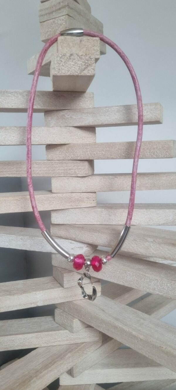 Collier cuir rond rose, perles, tubes et pendentif rond argentés