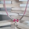 Collier cuir rond rose, perles, tubes et pendentif rond argentés