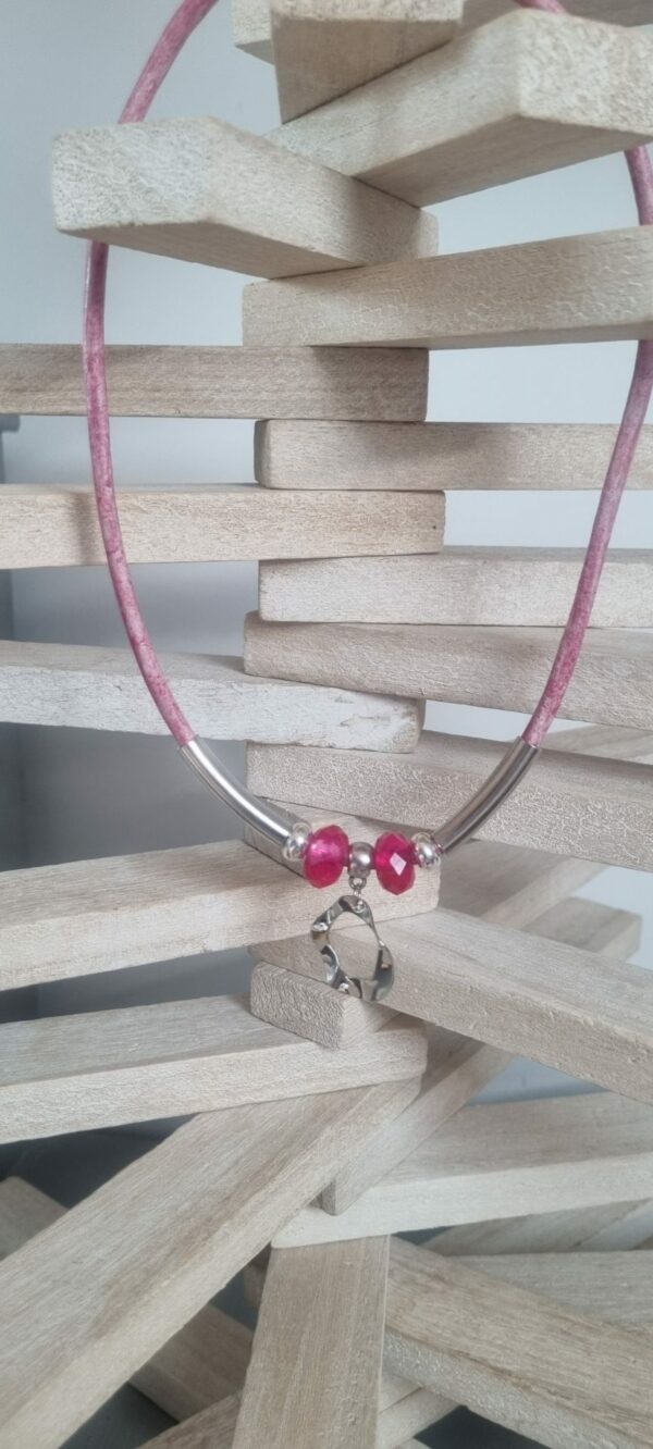 Collier cuir rond rose, perles, tubes et pendentif rond argentés