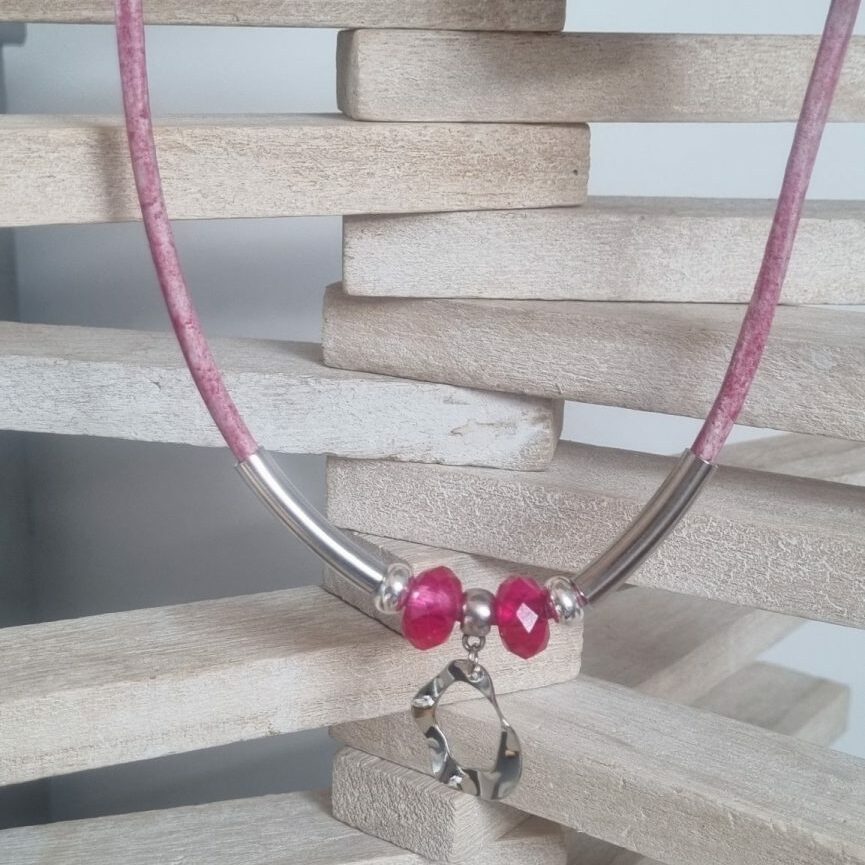 Collier cuir rond rose, perles, tubes et pendentif rond argentés