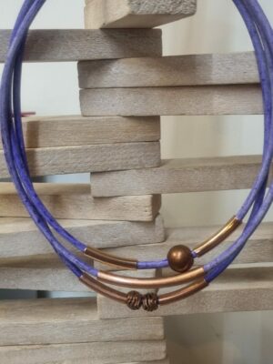 Collier femme en cuir rond mauve, tubes et perles en cuivre