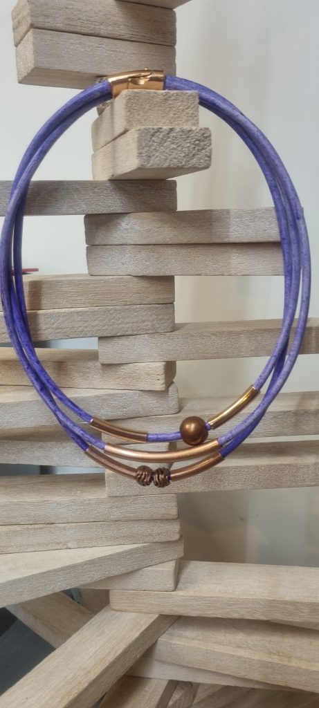 Collier femme en cuir rond mauve, tubes et perles en cuivre