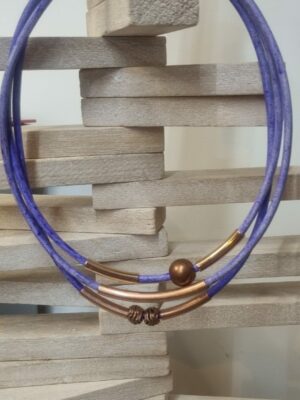Collier femme en cuir rond mauve, tubes et perles en cuivre