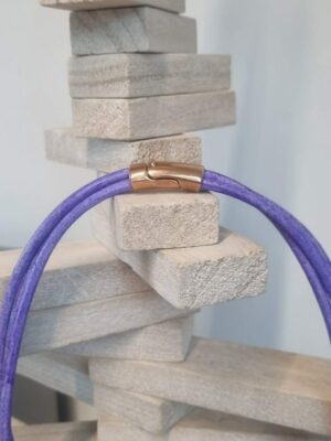 Collier femme en cuir rond mauve, tubes et perles en cuivre