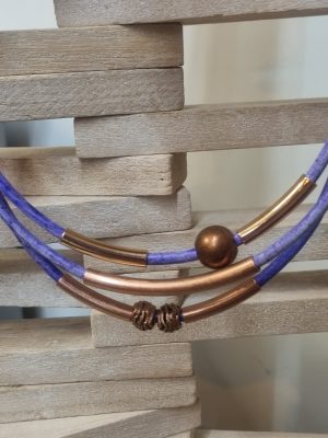 Collier femme en cuir rond mauve, tubes et perles en cuivre