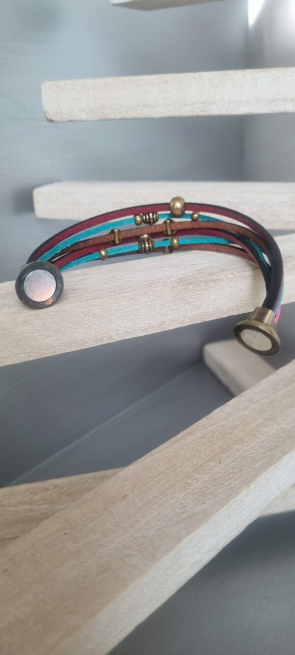 Bracelet femme multi lanière rose, bleu et bordeaux perles bronze