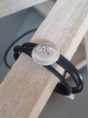 Bracelet homme triple tour en cuir noir 3mm et boussole argentée