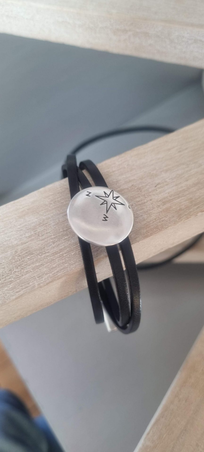 Bracelet homme triple tour en cuir noir 3mm et boussole argentée