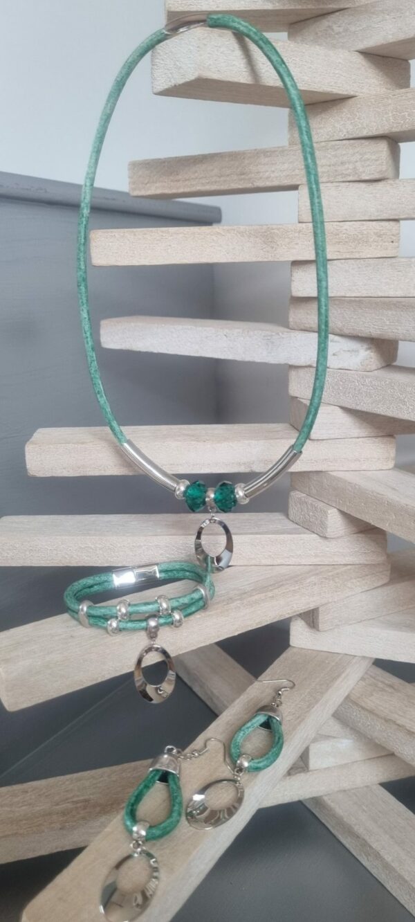 Parure collier et bracelet cuir rond vert et ses passants argentés