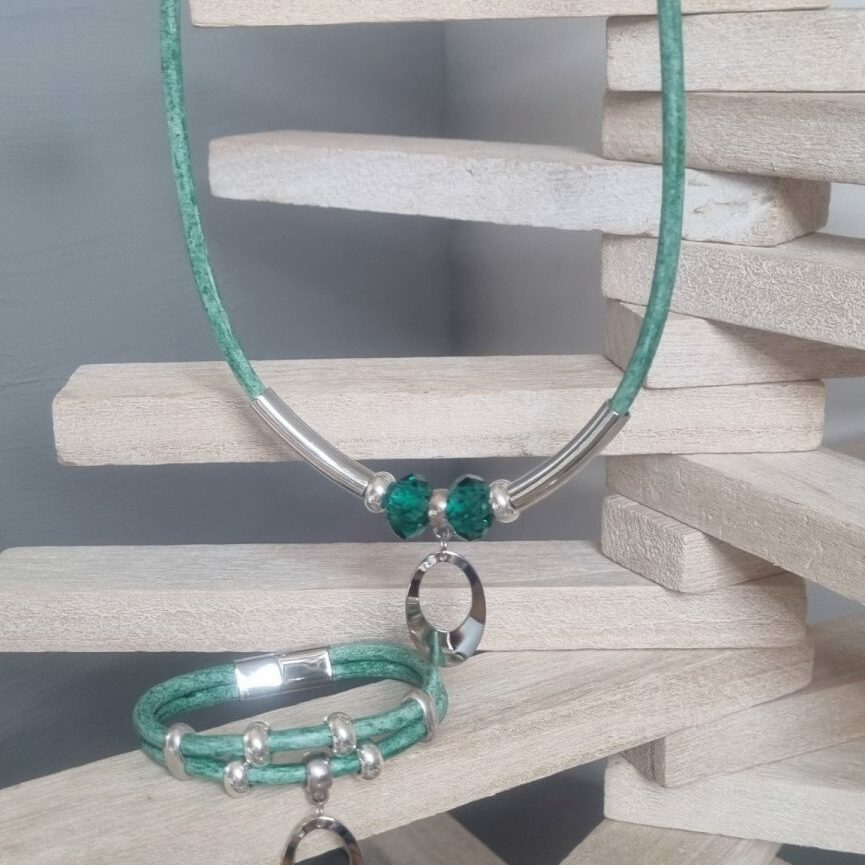 Parure collier et bracelet cuir rond vert et ses passants argentés