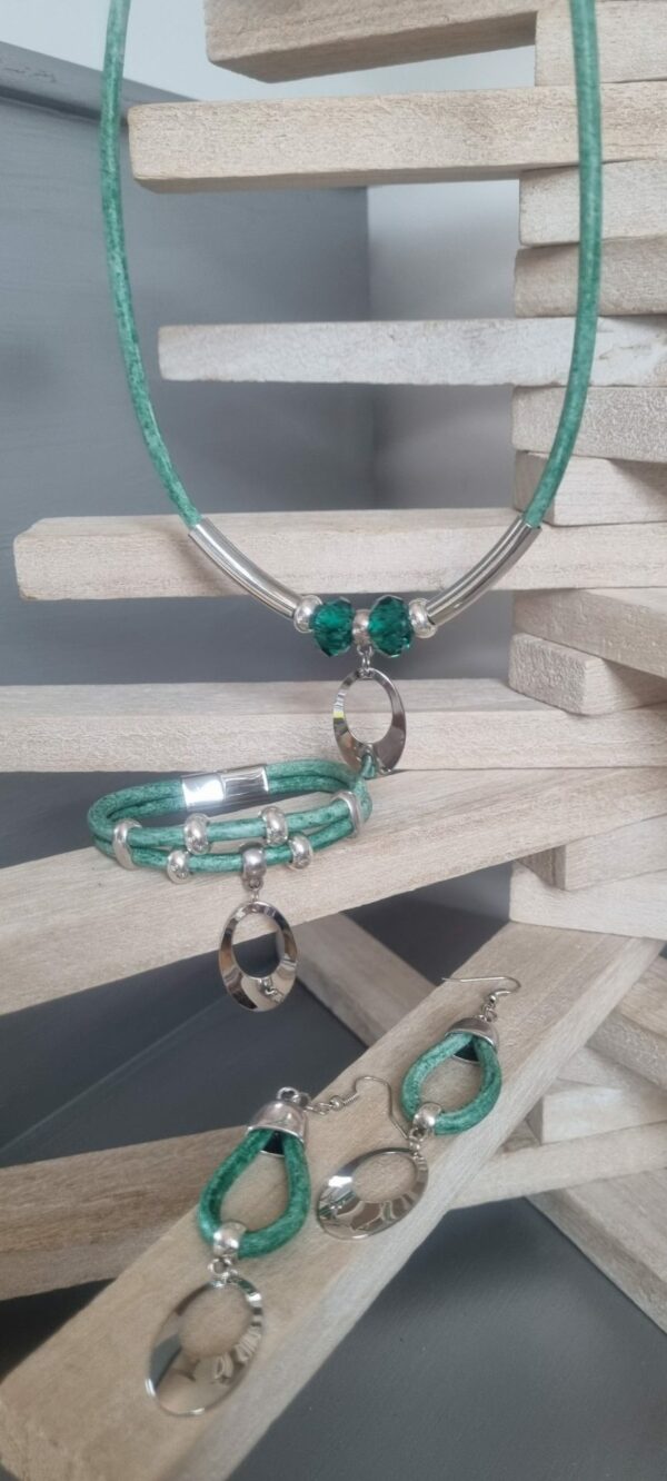 Parure collier et bracelet cuir rond vert et ses passants argentés