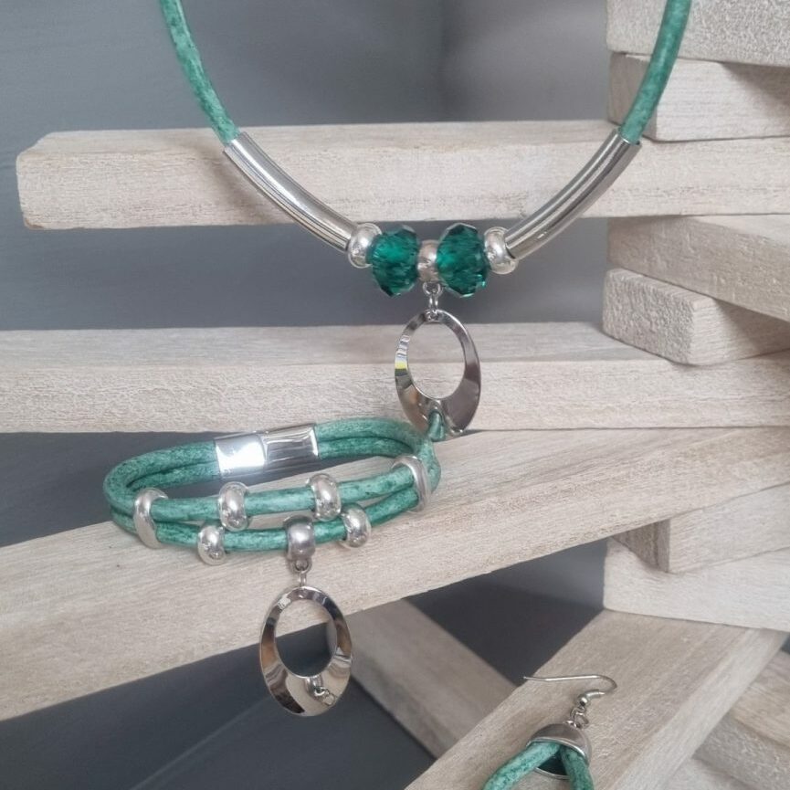 Parure collier et bracelet cuir rond vert et ses passants argentés