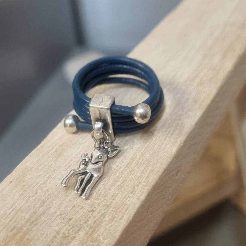 Bague femme en cuir rond bleu et son faon