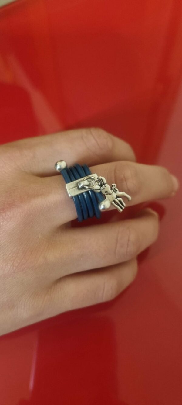 Bague femme en cuir rond bleu et son faon