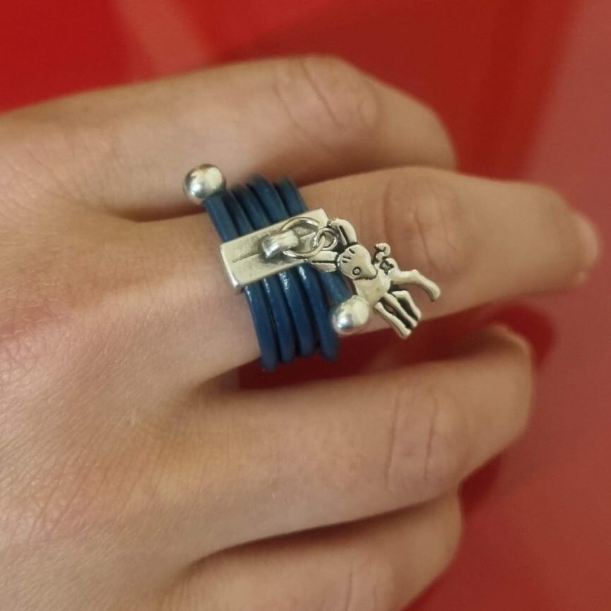 Bague femme en cuir rond bleu et son faon