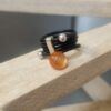 Bague femme en cuir rond noir et son bouton de bottine orange