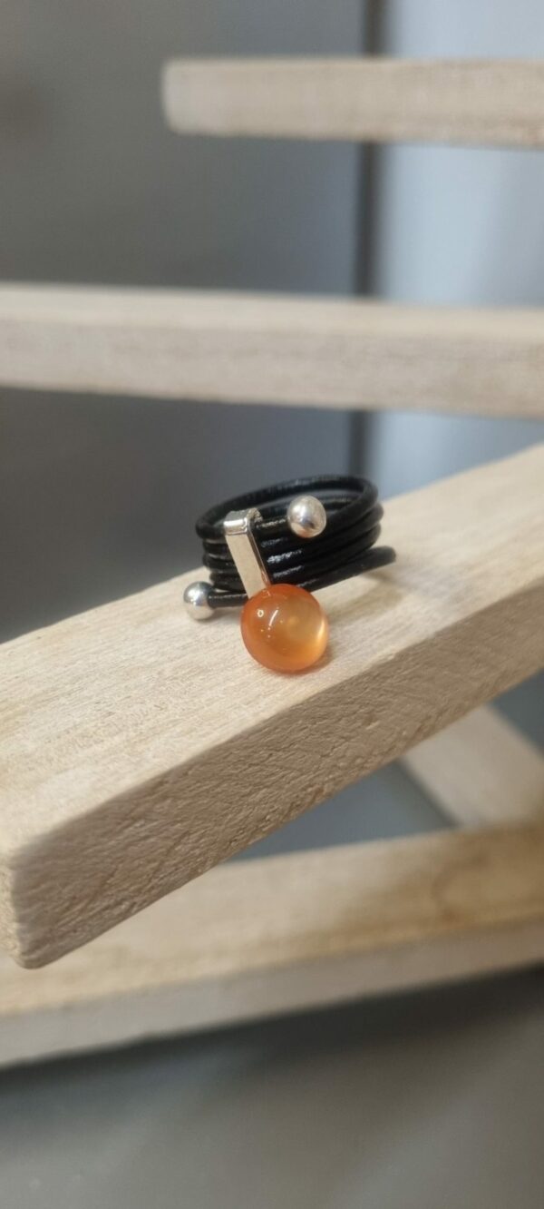 Bague femme en cuir rond noir et son bouton de bottine orange