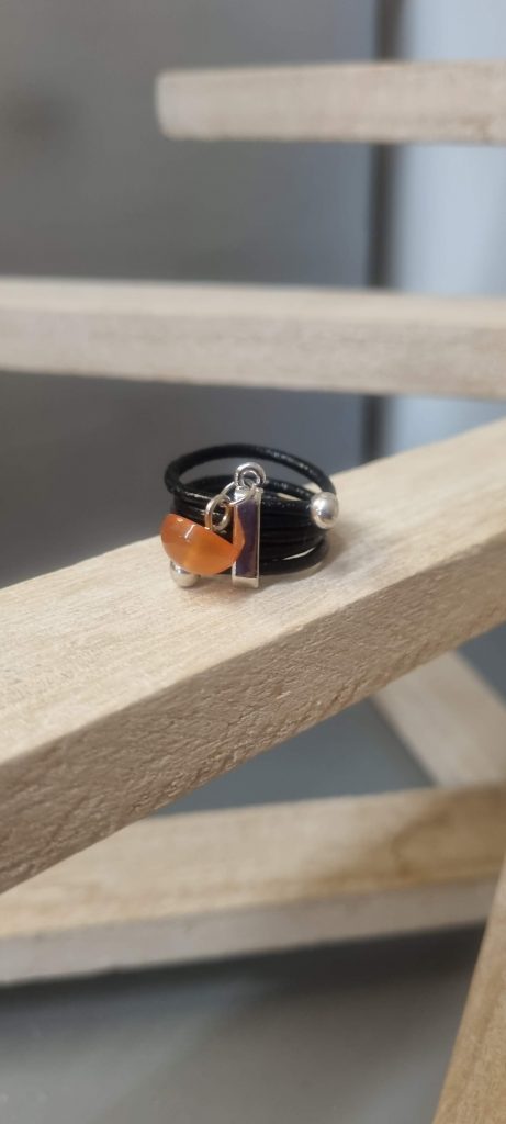 Bague femme en cuir rond noir et son bouton de bottine orange