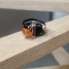 Bague femme en cuir rond noir et son bouton de bottine orange