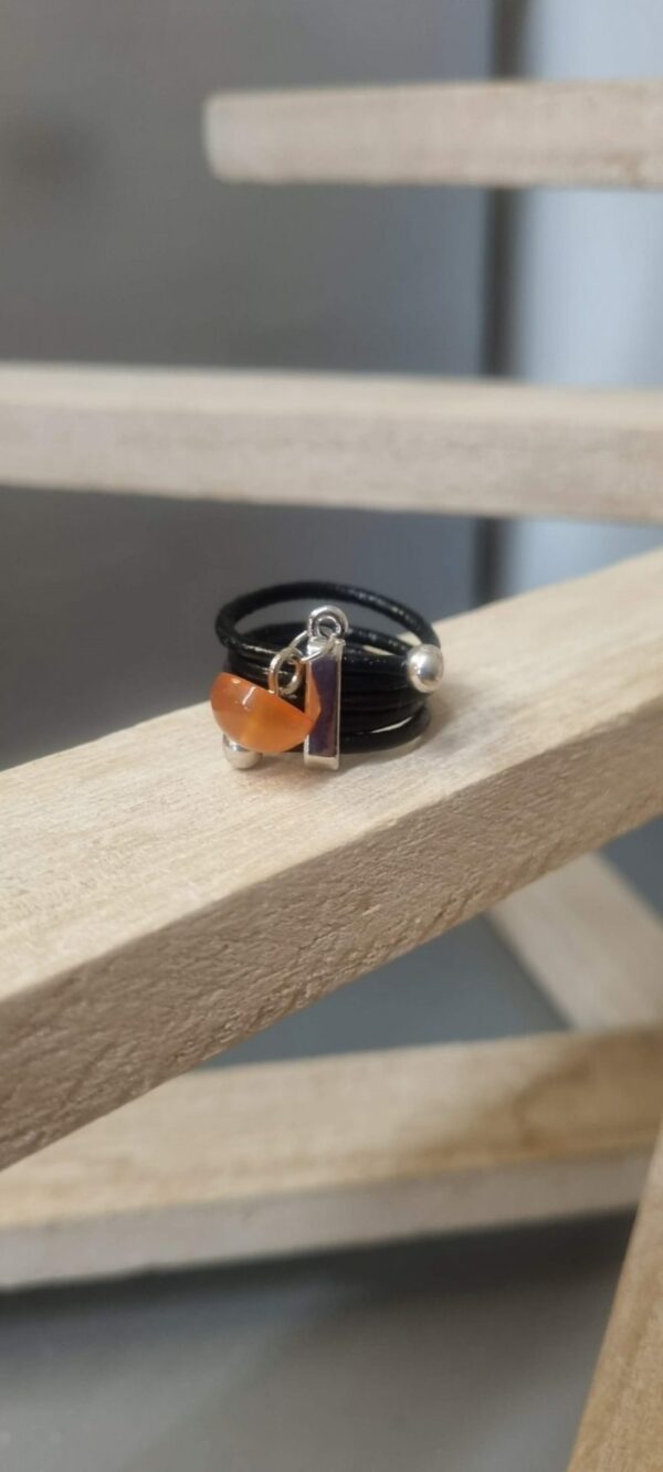 Bague femme en cuir rond noir et son bouton de bottine orange