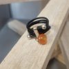 Bague femme en cuir rond noir et son bouton de bottine orange