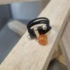 Bague femme en cuir rond noir et son bouton de bottine orange