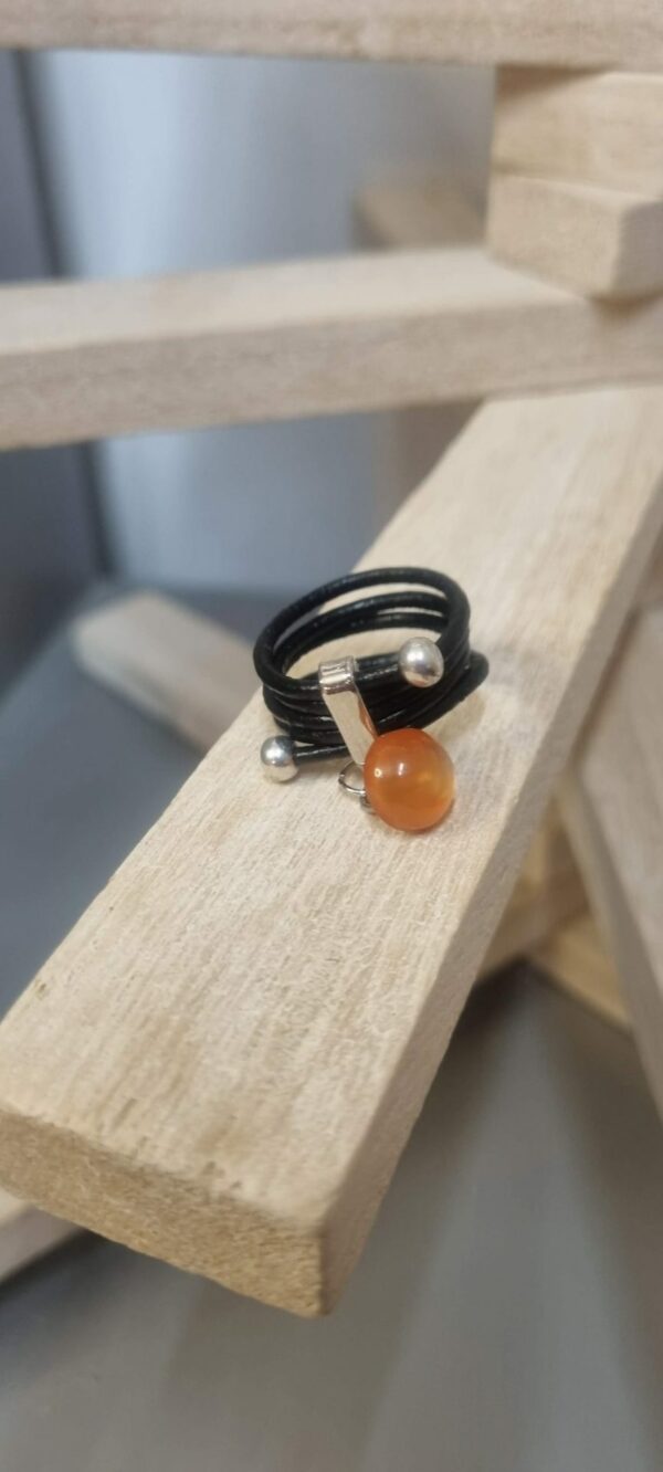 Bague femme en cuir rond noir et son bouton de bottine orange