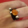 Bague femme en cuir rond noir et son bouton de bottine orange