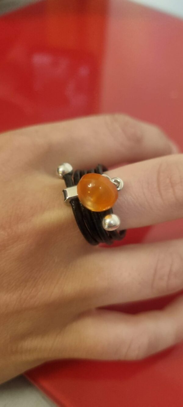 Bague femme en cuir rond noir et son bouton de bottine orange